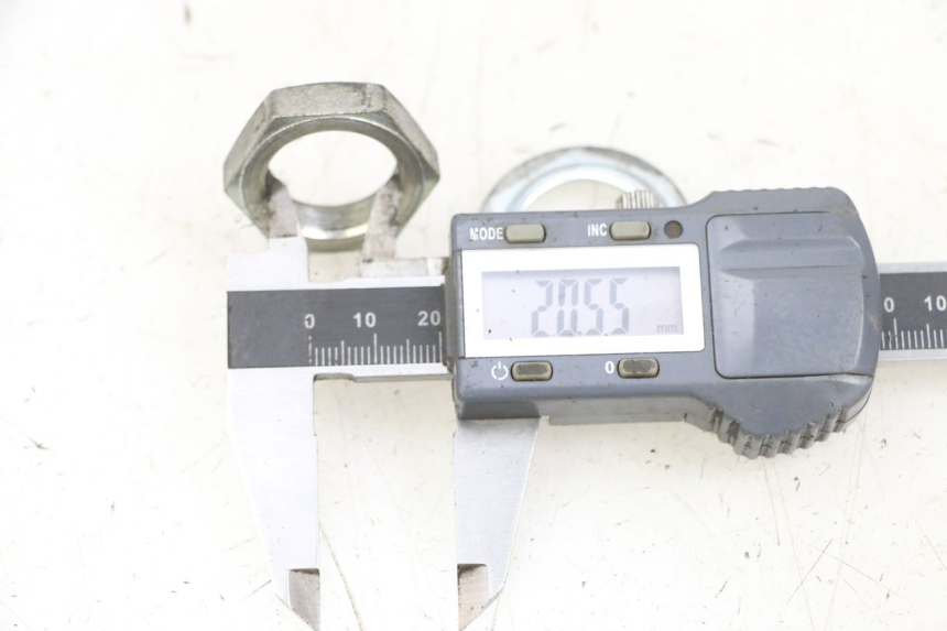 photo de FORK CROWN NUT SUZUKI BURGMAN 650 (2013 - 2020) - Zoom on usage condition