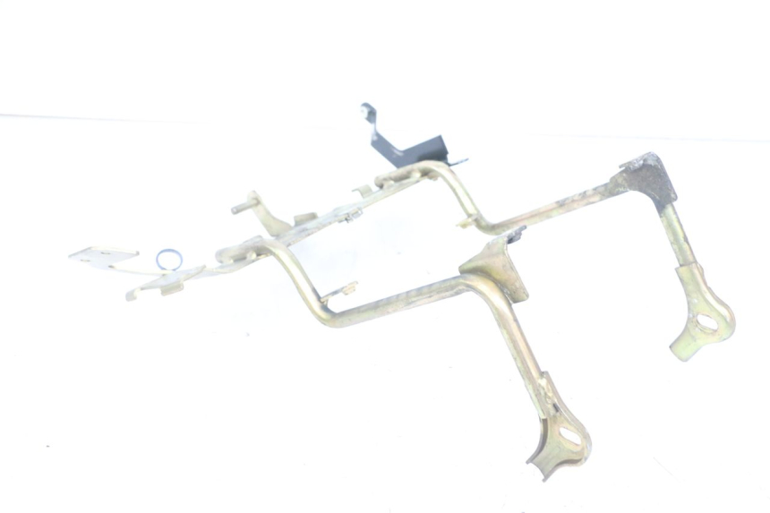 photo de FRONT FAIRING BRACKET PEUGEOT JET FORCE CARBU 50 (2003 - 2016) - Zoom on usage condition