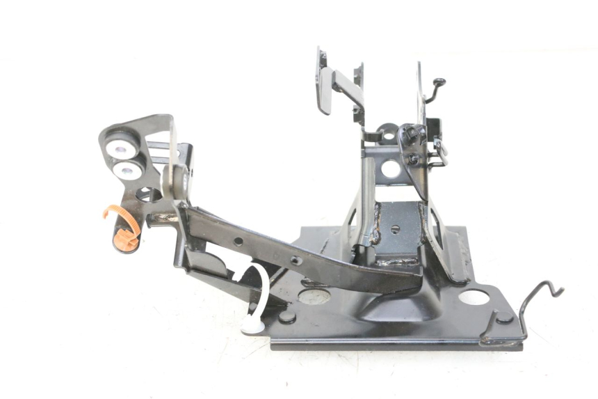 photo de FRONT FAIRING BRACKET YAMAHA XMAX X-MAX 125 (2021 - 2025) - Zoom on usage condition