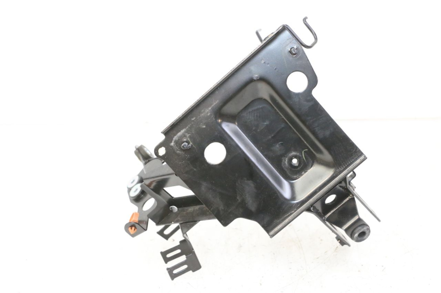 photo de FRONT FAIRING BRACKET YAMAHA XMAX X-MAX 125 (2021 - 2025) - Technical close-up