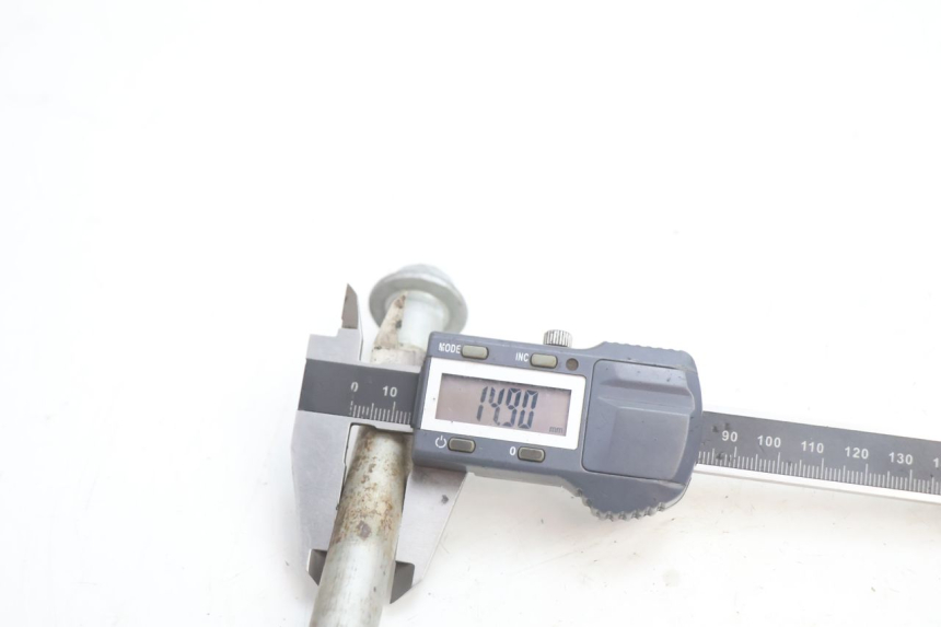 photo de SWING ARM AXLE HONDA CB F HORNET 600 (2005 - 2006) - Technical close-up
