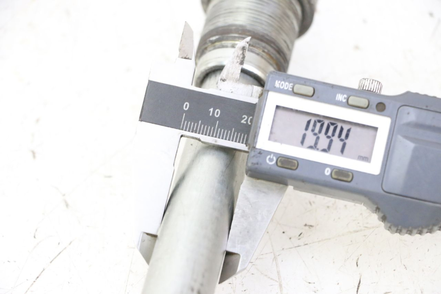 photo de SWING ARM AXLE HONDA CBR RR FIREBLADE 900 (1992 - 1994) - Alternative perspective