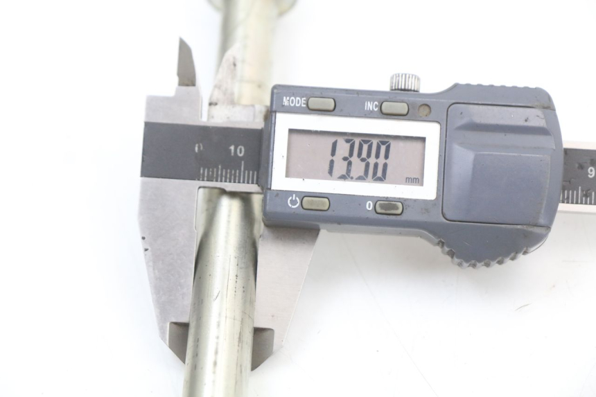 photo de SWING ARM AXLE SHERCO CITY CORP 125 (2003 - 2007) - Technical close-up