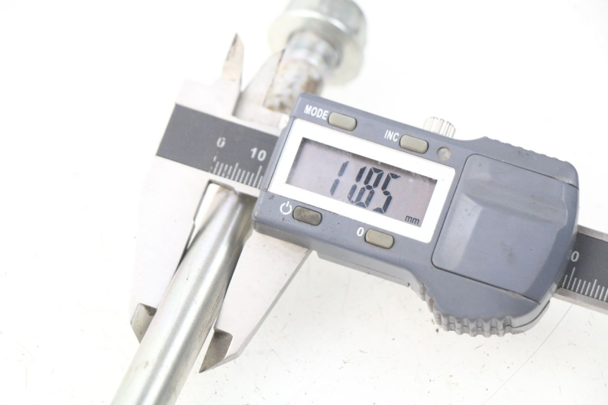 photo de SWING ARM AXLE HONDA CRF-F CRF F 110 (2019 - 2022) - Zoom on usage condition