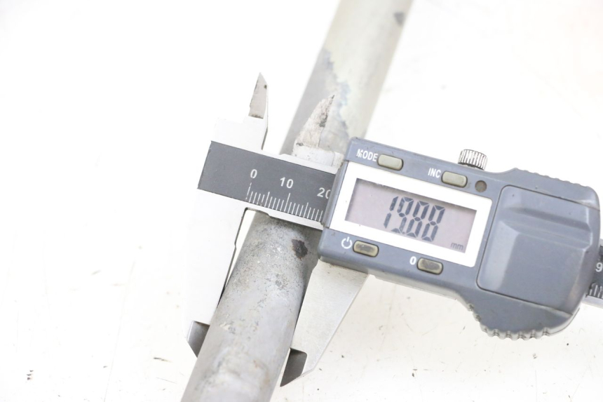 photo de SWING ARM AXLE SUZUKI DL V STROM 1000 (2002 - 2007) - Component detail