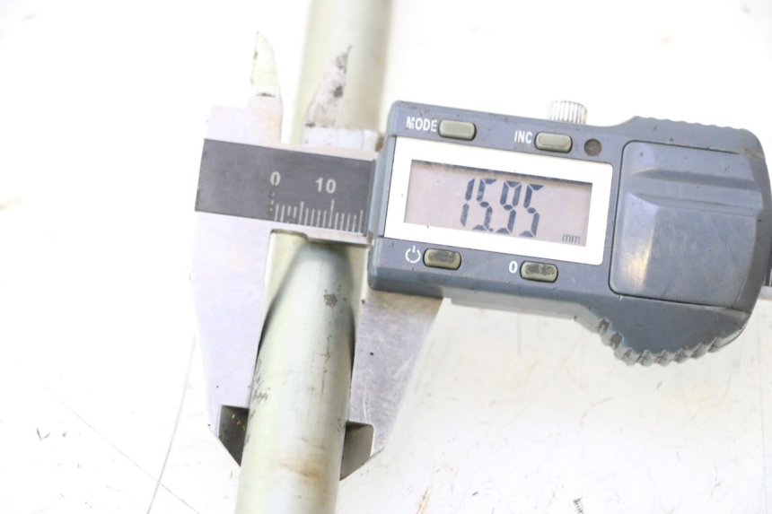 photo de SWING ARM AXLE SUZUKI DR S 600 (1985 - 1989) - Component detail