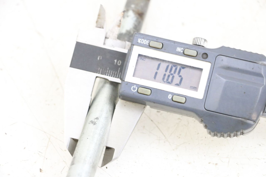 photo de SWING ARM AXLE YAMAHA DTLC 125 (1982 - 1987) - Component detail