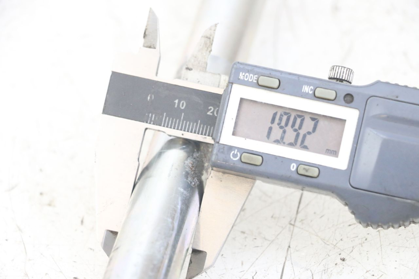 photo de SWING ARM AXLE KAWASAKI ER-6 ER6 N 650 (2012 - 2016) - Alternative perspective