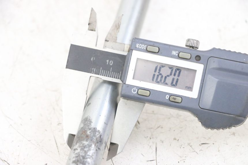 photo de SWINGARM PIVOT BOLT YAMAHA FJ 3CX 1200 (1986 - 1996) - Alternative perspective