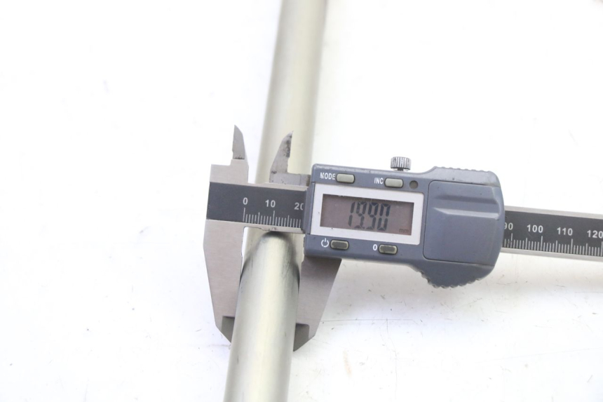 photo de SWING ARM AXLE YAMAHA FZ6 FAZER S2 600 (2007 - 2011) - Technical close-up