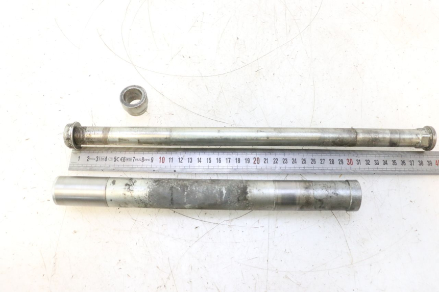 photo de SWINGARM PIVOT BOLT GILERA GP 800 (2007 - 2013) - Fixing points details