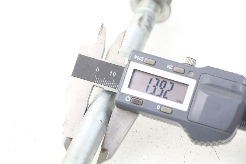 photo de SWING ARM AXLE KAWASAKI GPZ S 500 (1994 - 2005) - Alternative perspective