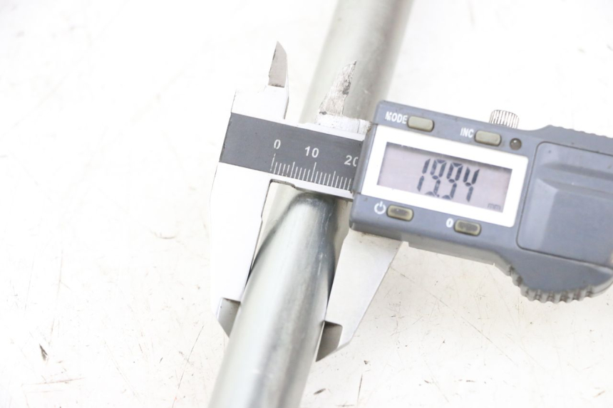 photo de SWING ARM AXLE SUZUKI GSF N BANDIT 600 (1996 - 1999) - Alternative perspective