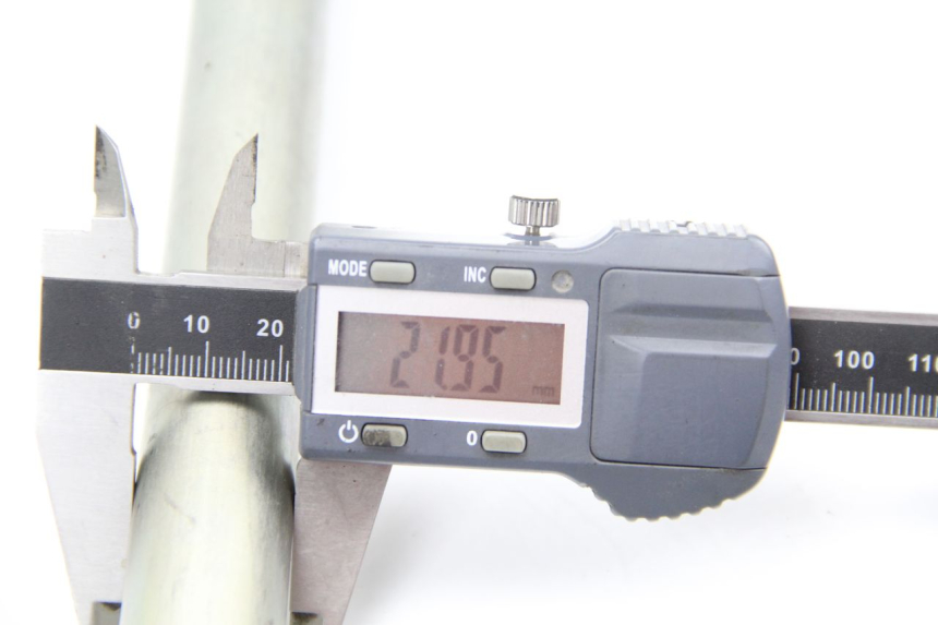 photo de SWING ARM AXLE SUZUKI GSR 600 (2005 - 2012) - Zoom on usage condition