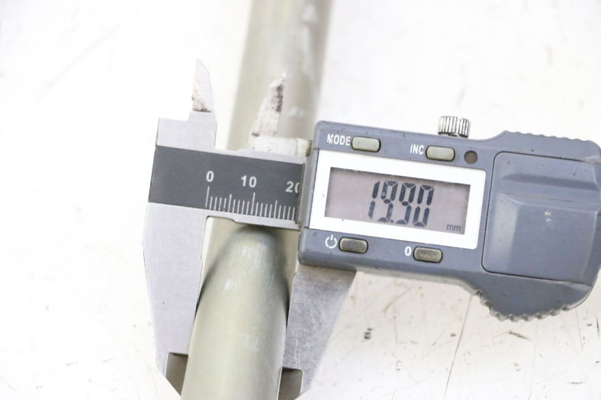 photo de SWING ARM AXLE SUZUKI GSR 750 (2011 - 2017) - Component detail