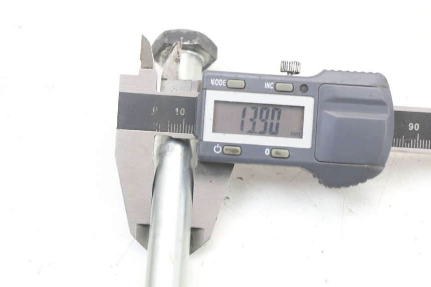 photo de SWING ARM AXLE SUZUKI GSX E 250 (1982 - 1983) - Alternative perspective