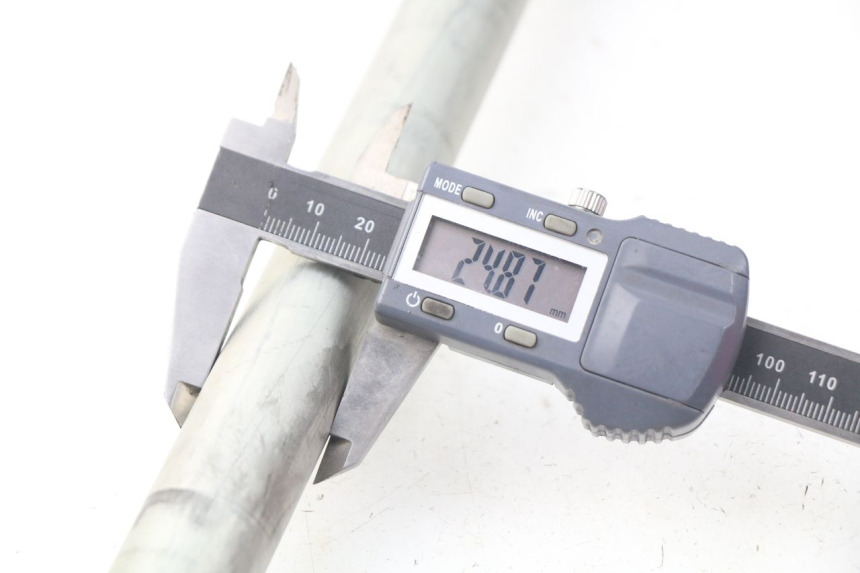 photo de SWING ARM AXLE SUZUKI GSX-R GSXR 600 (2001 - 2003) - Alternative perspective