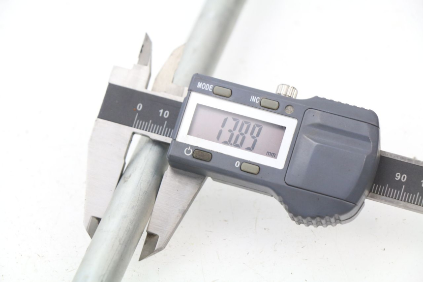 photo de SWING ARM AXLE SUZUKI GSXF GSX F 600 (1988 - 1997) - Alternative perspective