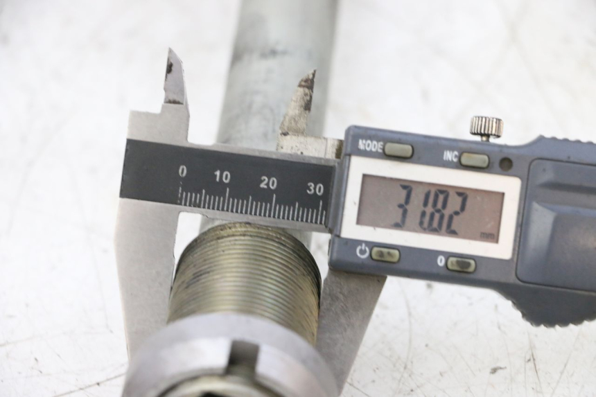 photo de SWING ARM AXLE SUZUKI GSXR GSX-R 1000 (2003 - 2004) - Alternative perspective