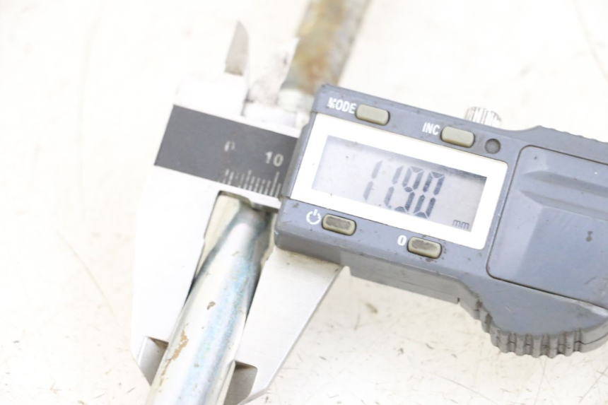 photo de SWINGARM PIVOT AXIS KAWASAKI KX L 85 (2022 - 2024) - Zoom on usage condition