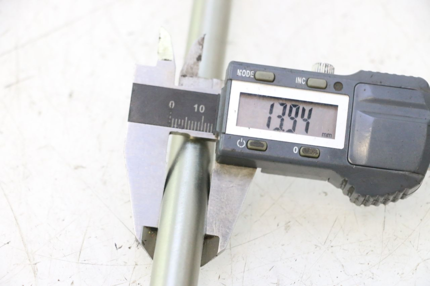 photo de SWING ARM AXLE RIEJU MRT PRO SUPERMOTARD 50 (2007 - 2018) - Technical close-up