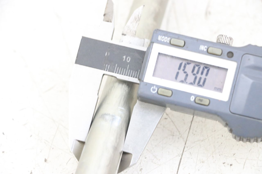 photo de SWINGARM PIVOT BOLT YAMAHA MT-07 MT07 ABS 700 (2014 - 2017) - Alternative perspective