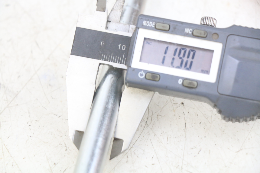 photo de SWINGARM PIVOT AXIS YAMAHA MT ABS 125 (2014 - 2018) - Zoom on usage condition