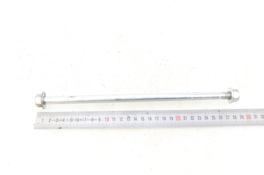 photo de SWINGARM PIVOT AXIS YAMAHA MT ABS 125 (2014 - 2018) - Alternative perspective