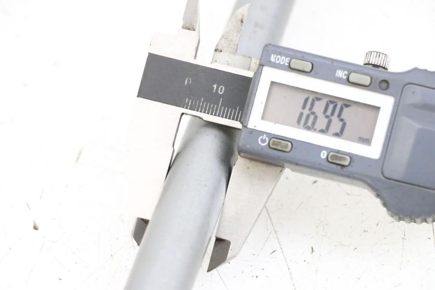 photo de SWING ARM AXLE KAWASAKI NINJA 400 (2018 - 2023) - Zoom on usage condition