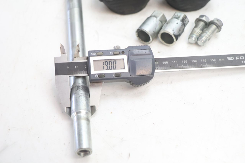 photo de SWING ARM AXLE HARLEY DAVIDSON ROAD GLIDE FLTRXSE 1920 (2018 - 2022) - Technical close-up