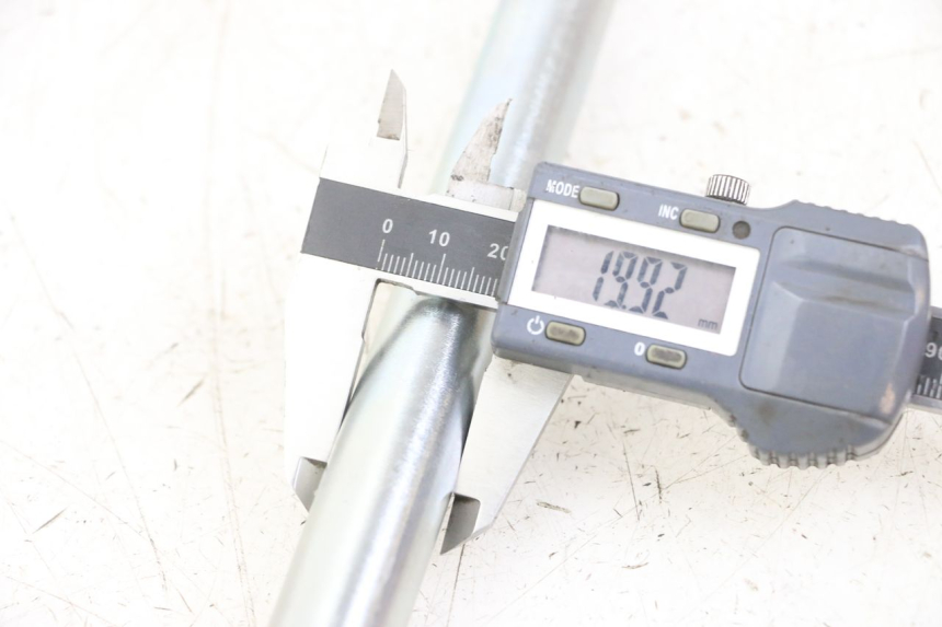 photo de SWING ARM AXLE ROYAL ENFIELD HYMALAYAN 410 (2016 - 2023) - Component detail