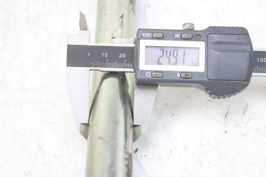 photo de SWINGARM PIVOT BOLT TRIUMPH SPRINT ST 955 (1999 - 2001) - Zoom on usage condition