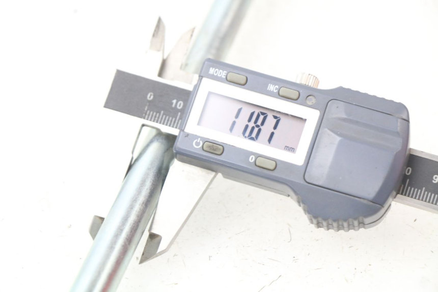 photo de SWINGARM PIVOT BOLT YAMAHA SR 125 (1982 - 2003) - Alternative perspective