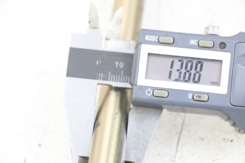 photo de SWINGARM PIVOT BOLT HYTRACK ST 170 (2020 - 2024) - Zoom on usage condition