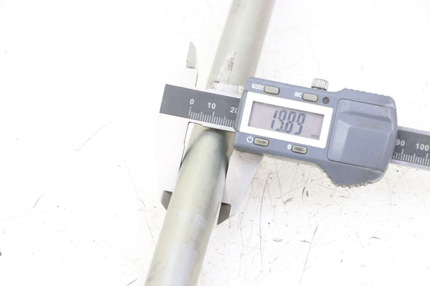 photo de SWINGARM PIVOT AXIS SUZUKI GSX F GSXF 650 (2007 - 2015) - Component detail