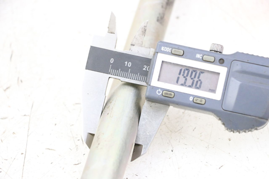 photo de SWINGARM PIVOT AXIS SUZUKI GSX F GSXF 650 (2007 - 2015) - Component detail