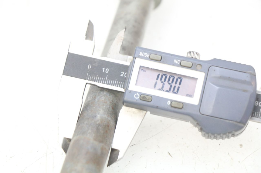 photo de SWINGARM PIVOT BOLT SUZUKI SV N 650 (1999 - 2002) - Zoom on usage condition