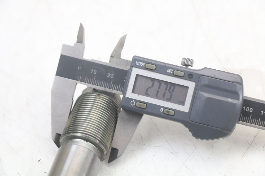 photo de SWINGARM PIVOT BOLT SUZUKI SV N 650 (1999 - 2002) - Alternative perspective