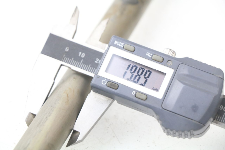 photo de SWING ARM AXLE YAMAHA TDM ABS 900 (2002 - 2014) - Zoom on usage condition