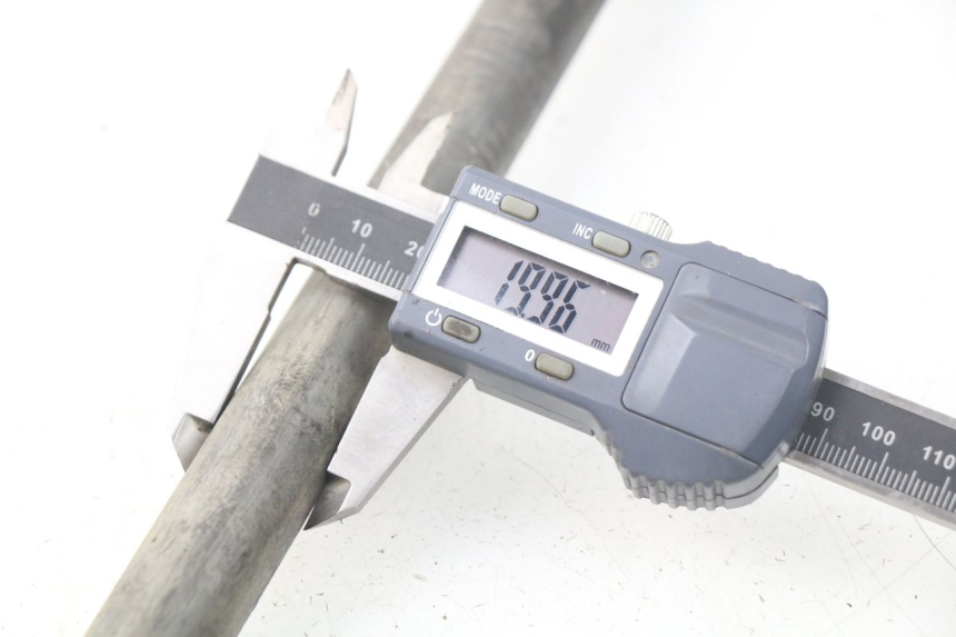 photo de SWING ARM AXLE YAMAHA TDM ABS 900 (2002 - 2014) - Alternative perspective