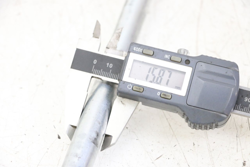 photo de SWING ARM AXLE YAMAHA TDR DELTABOX 125 (1997 - 2003) - Component detail