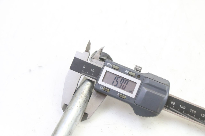 photo de SWING ARM AXLE YAMAHA TDR DELTABOX 125 (1997 - 2003) - Technical close-up