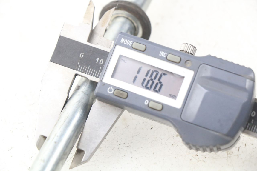 photo de SWING ARM AXLE YAMAHA TW 125 (1998 - 2002) - Alternative perspective