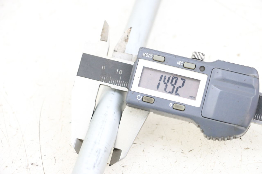 photo de Swingarm pivot bolt SUZUKI VL INTRUDER 125 (2004 - 2007) - Alternative perspective