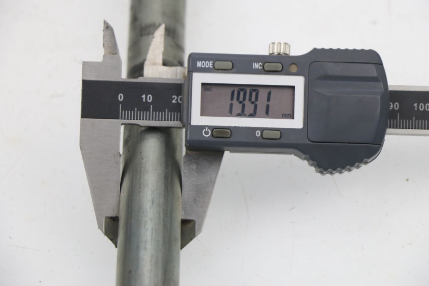 photo de SWING ARM AXLE HONDA VTR F FIRESTORM 1000 (1997 - 2001) - Component detail