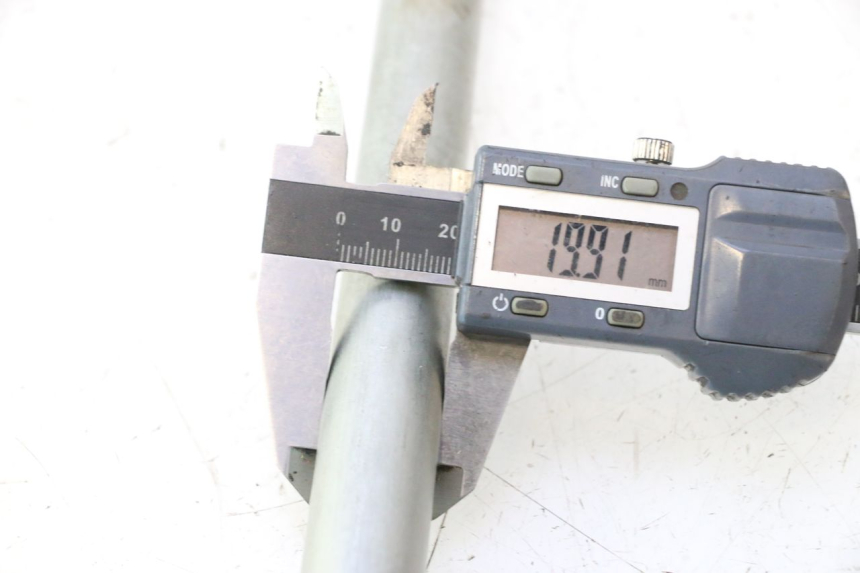 photo de SWING ARM AXLE YAMAHA XJR 1300 (1998 - 2002) - Alternative perspective