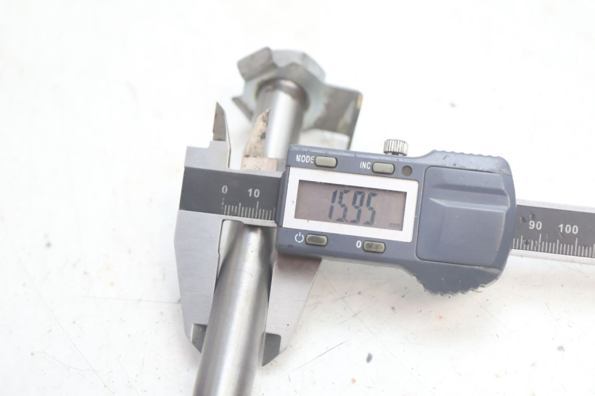 photo de SWING ARM AXLE YAMAHA XV VIRAGO 535 (1988 - 2004) - Technical close-up
