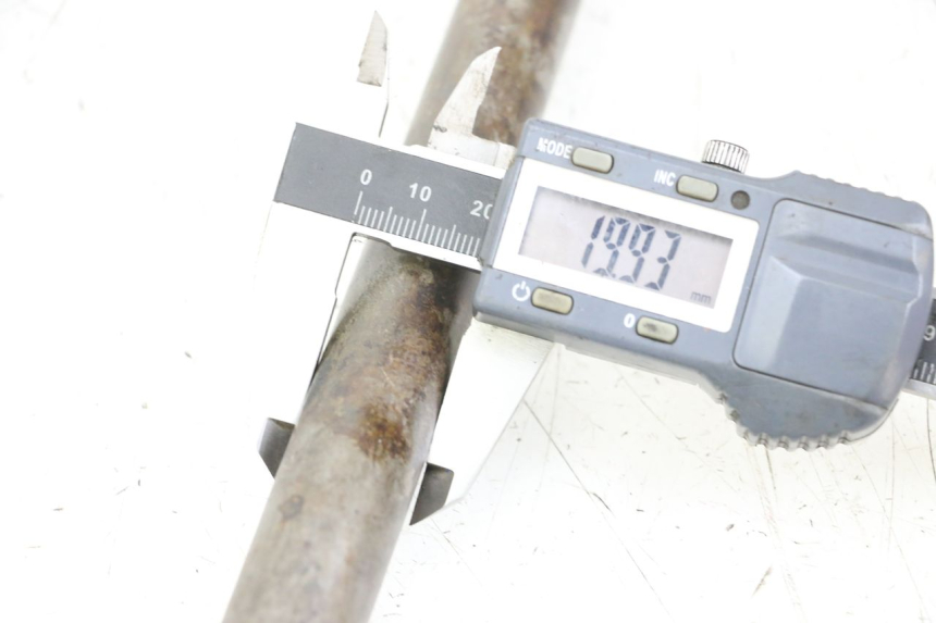 photo de SWING ARM AXLE YAMAHA FZ1 FAZER 1000 (2007 - 2009) - Component detail