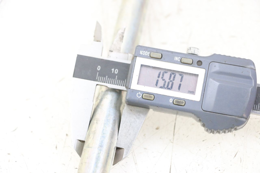 photo de SWING ARM AXLE YAMAHA XJ6 ABS 600 (2008 - 2016) - Alternative perspective