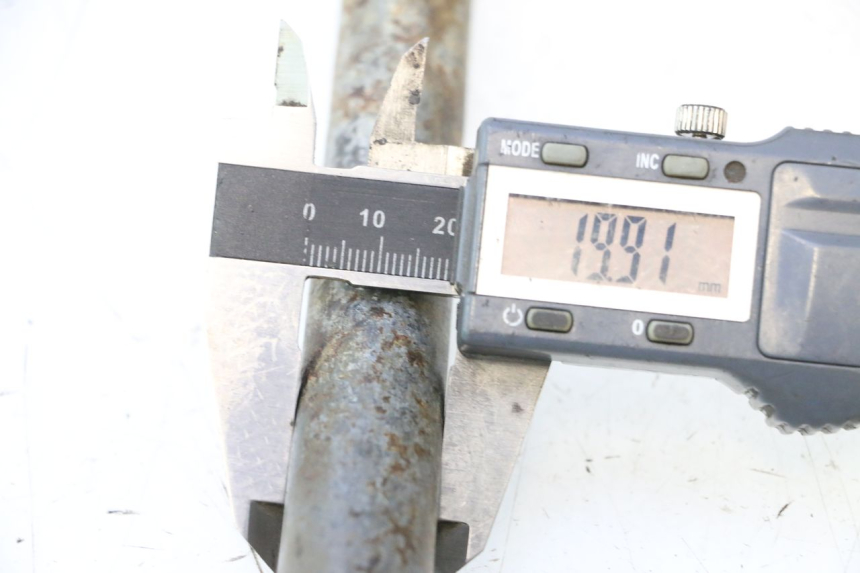 photo de SWING ARM AXLE YAMAHA YZF R GENESIS 750 (1993 - 1998) - Alternative perspective
